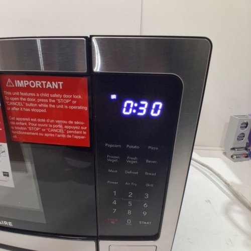 FRIGIDAIRE 3-IN-1 STAINLESS STEEL MICROWAVE/AIR FRYER/CONVECTION - 1.1CU.FT - 1000W - 23.3" X 19.1" X 12.4" - STAINLESS STEEL/BLACK (MODEL: EMW1220-B) image 3