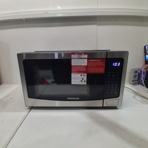 FRIGIDAIRE 3-IN-1 STAINLESS STEEL MICROWAVE/AIR FRYER/CONVECTION - 1.1CU.FT - 1000W - 23.3" X 19.1" X 12.4" - STAINLESS STEEL/BLACK (MODEL: EMW1220-B) image 6
