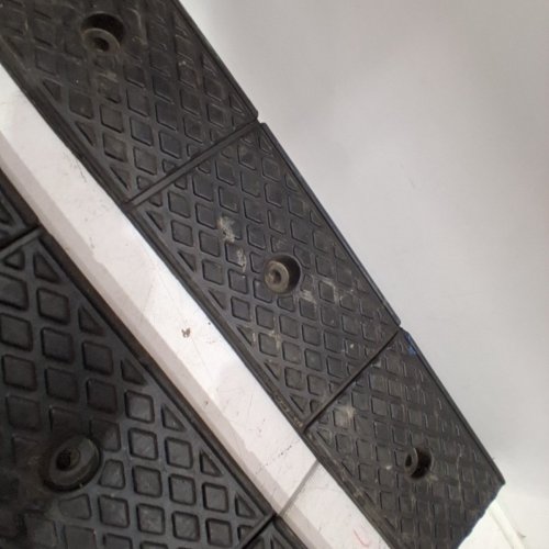 2PK VEVOR RUBBER CURB RAMP - 43" X 33" - 2" RISE - BLACK (MODEL: 38659LG3) image 3