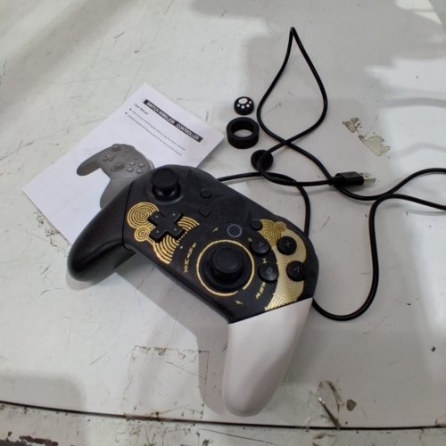 WIRED PRO CONTROLLER FOR NINTENDO SWITCH - BLACK/WHITE/GOLD image 4