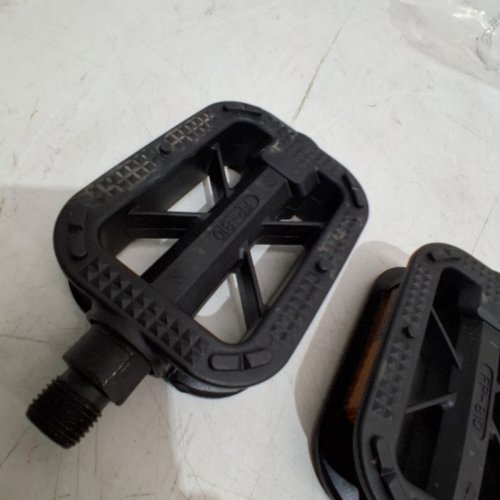 SCHWINN UNIVERSAL BIKE PEDALS-FITS ALL BIKES-1/2X9 1/16"(MODEL:SW76173-4) image 3