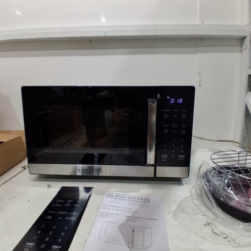 BLACK+DECKER 5-IN-1 MICROWAVE OVEN WITH AIR FRY, BAKE, ROAST AND CONVECTION COOKING - 0.9CU.FT - BLACK/SILVER - (MODEL: ES9P032NA-CA) image 4