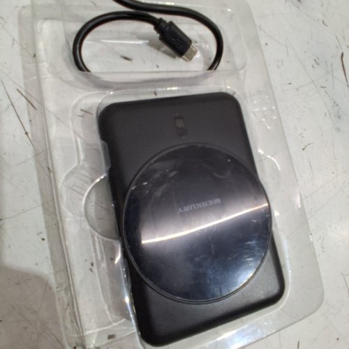 MERKURY MAGNETIC WIRELESS CHARGER WITH 5000MAH POWER BANK - BLACK image 4