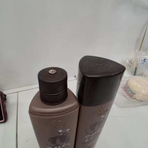 2PC SHAMPOO AND 3-IN-1 HAIR CARE BOTTLES - 300 ML EACH image 4