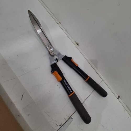 FISKARS TELESCOPIC ADJUSTABLE POWER-LEVER HEDGE TRIMMING SHEARS - 25" - 33" - ORANGE/BLACK image 2