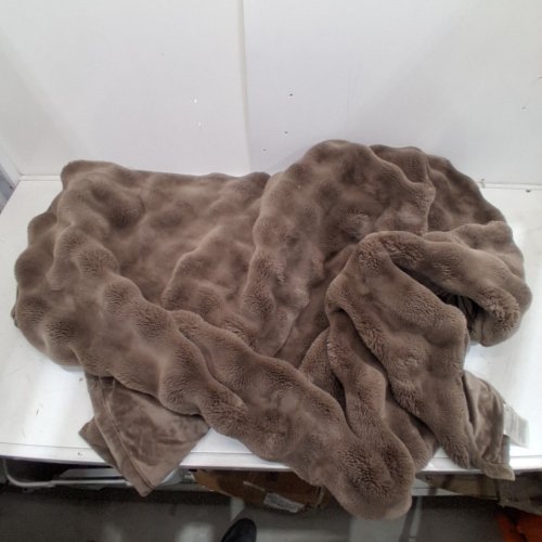HOUSE & HOME BY LYNDA REEVES LUXE FAUX FUR THROW - 60" X 70" - BROWN (MODEL:6536972) image 3