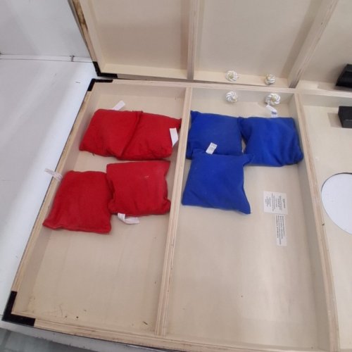 AMAZONBASICS WOODEN CORNHOLE SET image 3