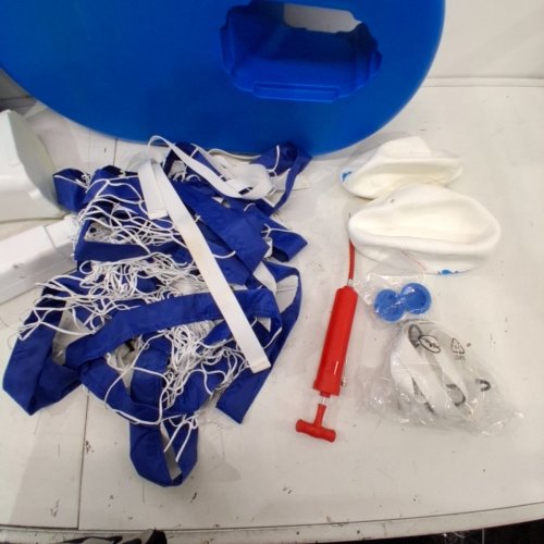 GOSPORTS SPLASH NET PRO VOLLEYBALL NET FOR POOLS, INCLUDES 2 VOLLEYBALLS & PUMP - BLUE (MODEL: VB-SPLASHNET-PRO-BLUE) image 4