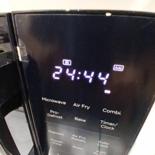 BLACK+DECKER 5-IN-1 MICROWAVE OVEN WITH AIR FRY- BLACK (MODEL: ES9P032NA-CA) image 2