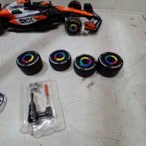 MAISTO TECH FORMULA 1 ONE OSCAR PIASTRI MACLAREN RC CAR - 1:10 SCALE - BLACK/ORANGE/WHITE (MODEL: 1739888) image 4