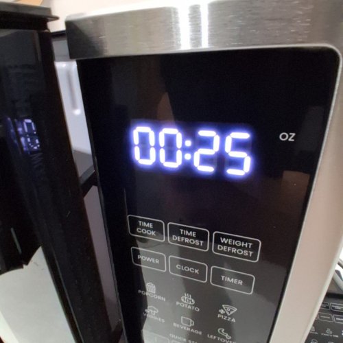CHEFMAN COUNTERTOP MICROWAVE OVEN - 31 L (1.1 CU. FT) -STAINLESS STEEL (MODEL: RJ55-SS-11-CK-CA) image 3