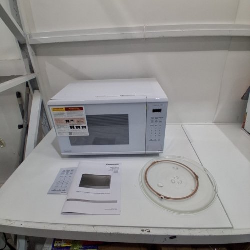 PANASONIC "THE GENIUS" MICROWAVE OVEN - 1.3 CUBIC FEET/1100 WATTS - WHITE - (NN-SG676W) image 3