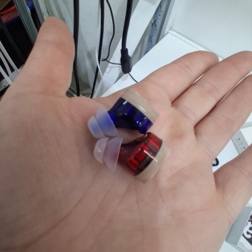 AIR CONDUCTION HEARING AIDS WITH VOLUME CONTROL AND CHARGING CASE - RED/BLUE (MODEL: HYK-V1) image 4