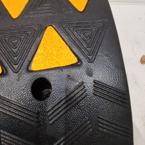 VEVOR NON-SLIP HIGH-VISIBILITY RUBBER CURB RAMP - 6" X 14.5" X 19.5"- BLACK/YELLOW (MODEL: KR-05) image 3
