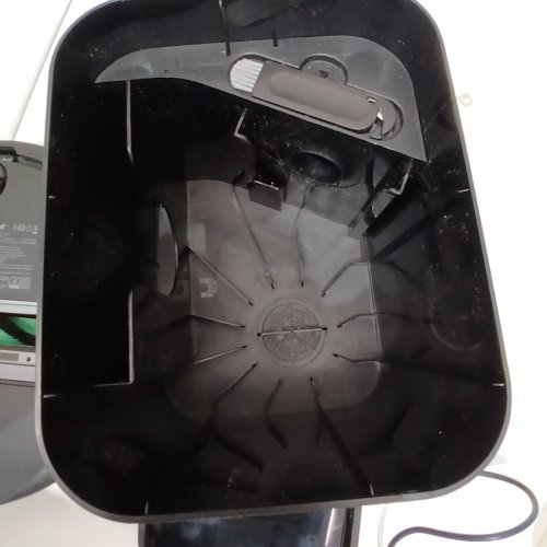 ROOMBA 105 ROBOT VACUUM WITH AUTOEMPTY DOCK - BLACK (MODEL: Q352020) image 7