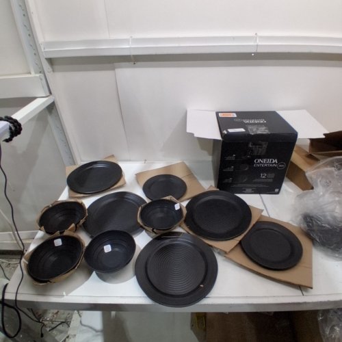 12PC ONEIDA RIDGED STONEWARE DINNER SET W/ 4 BOWLS, 4 ACCENT PLATES, 4 DINNER PLATES - BLACK - (MODEL: 895938) image 2