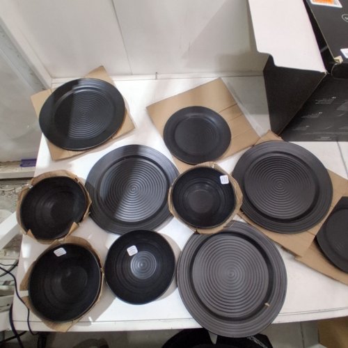12PC ONEIDA RIDGED STONEWARE DINNER SET W/ 4 BOWLS, 4 ACCENT PLATES, 4 DINNER PLATES - BLACK - (MODEL: 895938) image 3