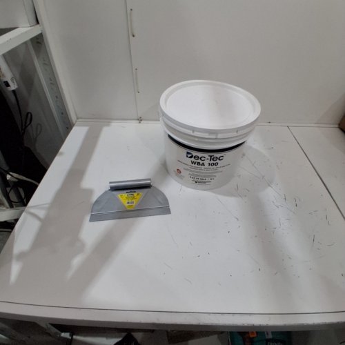 2PC DEC-TEC WATER-BASED LATEX ADHESIVE WITH ADHESIVE SPREADER - 2.63 GAL - 9" SPREADER - SILVER/WHITE(MODEL: WBA 100) image 3