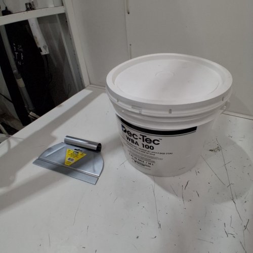 2PC DEC-TEC WATER-BASED LATEX ADHESIVE WITH ADHESIVE SPREADER - 2.63 GAL - 9" SPREADER - SILVER/WHITE(MODEL: WBA 100) image 4