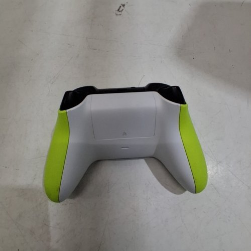 XBOX WIRELESS CONTROLLER – ELECTRIC VOLT FOR XBOX SERIES X|S, XBOX ONE, AND WINDOWS 10 DEVICES image 4