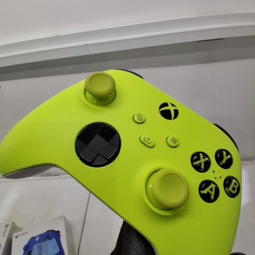 XBOX WIRELESS CONTROLLER – ELECTRIC VOLT FOR XBOX SERIES X|S, XBOX ONE, AND WINDOWS 10 DEVICES image 5