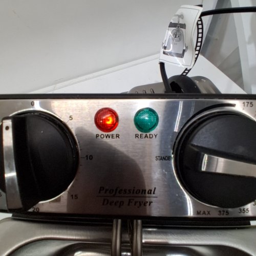 CUISINART 4-QUART 1800 WATT DEEP FRYER - STAINLESS STEEL - (CDF-250C) image 2