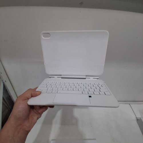 ULTRA-SLIM MAGNETIC WIRELESS KEYBOARD CASE - FOR IPAD 10TH GEN 10.9", IPAD 11" (A16) - WHITE (STYLE: MAGIC X8) image 3