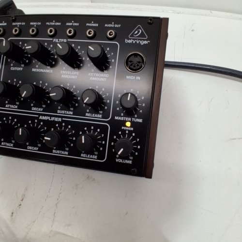 BEHRINGER PRO-1 ANALOG SYNTHESIZER WITH DUAL VCOS, 16-VOICE POLY CHAIN image 2