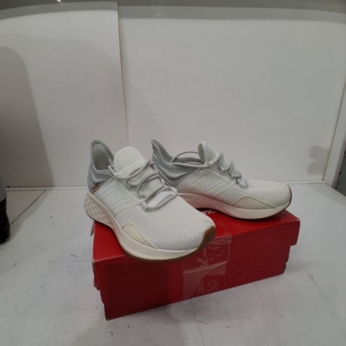 WOMEN'S NEW BALANCE FRESH FOAM ROAV RUNNING SHOES - SIZE 6 - WHITE (STYLE: WROAVRW) image 2