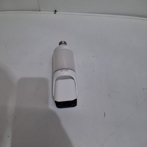 WYZE OUTDOOR COLOUR NIGHT VISION MOTION DETECTION SIREN ALARM BULB CAM - 800 LM; E26 SOCKET - WHITE (MODEL: WYZEC-BC) image 2