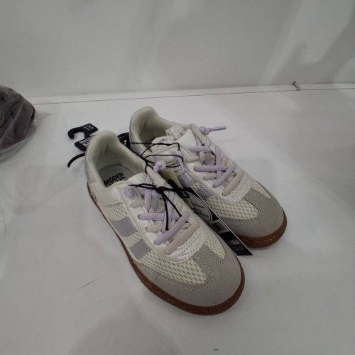 GIRL'S MADDEN NYC SNEAKERS - 13 - WHITE/PURPLE/LIGHT GREY (STYLE: 62MNYCVERVEM26) image 2