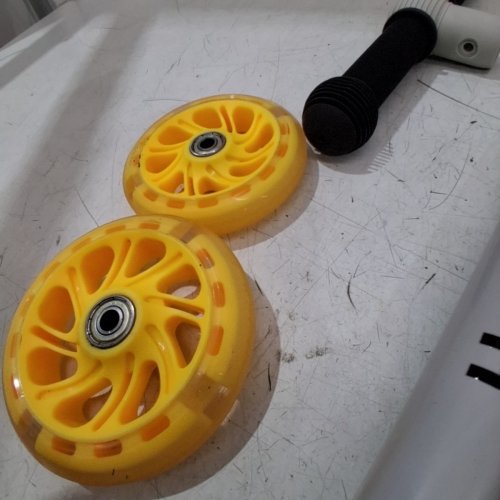 HURLEY 3-WHEEL BEGINNER SCOOTER- YELLOW / GREY image 5