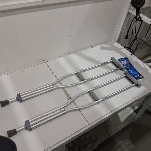 MEDLINE GUARDIAN STANDARD ALUMINUM ADJUSTABLE CRUTCHES - 5.2FT TO 5.10FT - ALUMINUM (MODEL: MDSV80535) image 2