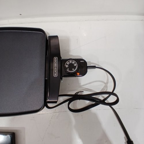 BLACK + DECKER FAMILY SIZE ELECTRIC GRIDDLE WITH REMOVABLE TRAY - 10'' X 18" - BLACK (MODEL: GD1810BC/GD1810BS) image 3