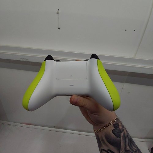 XBOX WIRELESS CONTROLLER – ELECTRIC VOLT FOR XBOX SERIES X|S, XBOX ONE, AND WINDOWS 10 DEVICES image 3