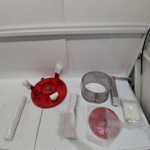 VEVOR MANUAL FRUIT WINE PRESS - 2.38 GAL/9L - RED (MODEL: LD-BP0902) image 2