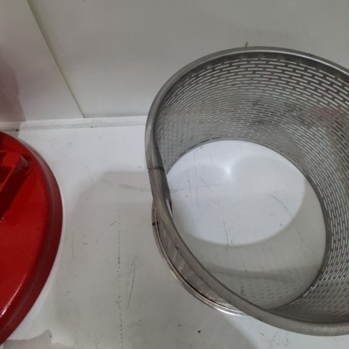 VEVOR MANUAL FRUIT WINE PRESS - 2.38 GAL/9L - RED (MODEL: LD-BP0902) image 4