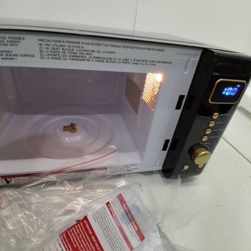 FRIGIDAIRE RETRO MICROWAVE OVEN - 0.7CU.FT - 700W - RETRO BLACK/GOLD (MODEL: EMW788-BLACKGLD) image 2