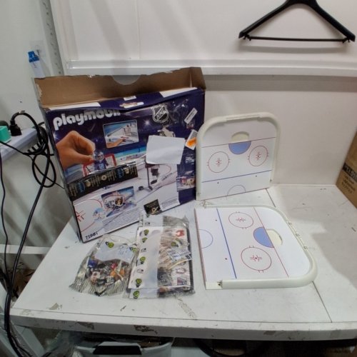 91PC PLAYMOBIL NHL HOCKEY ARENA PLAYSET (MODEL: 71981) image 2