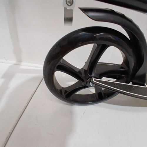 WELMOTIVE KICK SCOOTER WITH ADJUSTABLE HANDLE BARS - 220 LBS MAX - BLACK (MODEL: D009) image 3