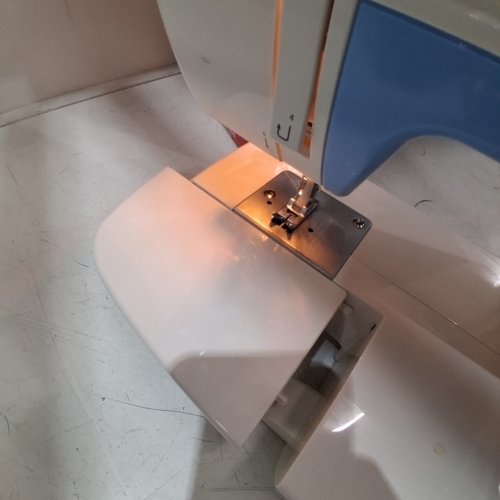 SINGER SEWING MACHINE - 120 V - 21 SITCHES - WHITE/BLUE (MODEL: 3221) image 2