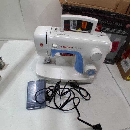 SINGER SEWING MACHINE - 120 V - 21 SITCHES - WHITE/BLUE (MODEL: 3221) image 4