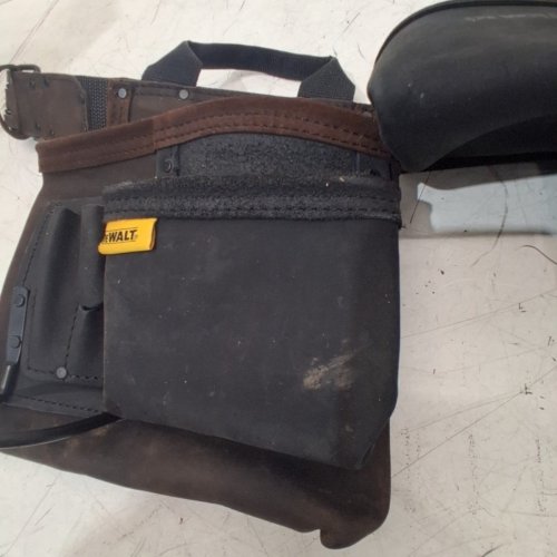 DEWALT ADJUSTABLE LEATHER TOOL APRON, 11 POCKET, DURABLE DESIGN, PREMIUM NUBUCK (MODEL:DWST550112) image 3
