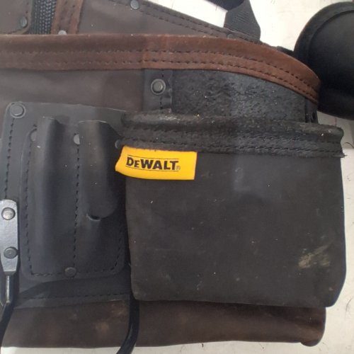 DEWALT ADJUSTABLE LEATHER TOOL APRON, 11 POCKET, DURABLE DESIGN, PREMIUM NUBUCK (MODEL:DWST550112) image 5