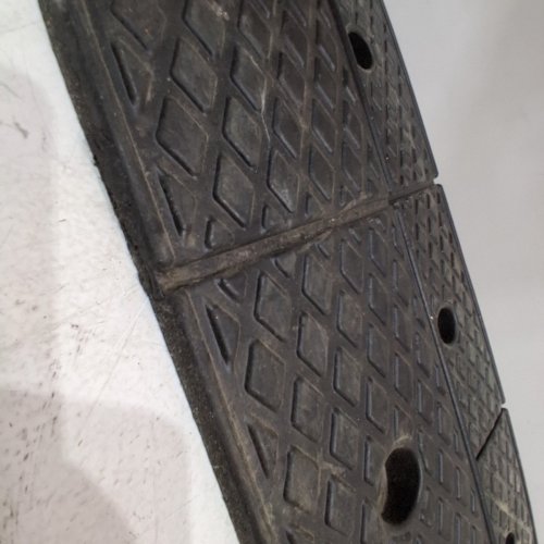 2PK VEVOR RUBBER CURB RAMP - 43" X 33" - 2" RISE - BLACK (MODEL: 38659LG3) image 3