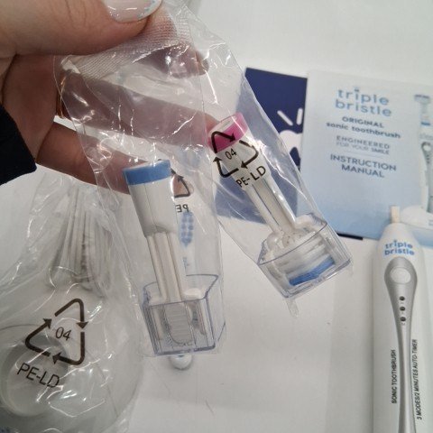 TRIPLE BRISTLE ORIGINAL SONIC TOOTHBRUSH WITH 2 PINK REPLACEMENT HEADS - WHITE/BLUE image 4