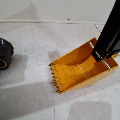 CAT TRACKED TOY REAL STEEL BODY, WORKING METAL BUCKET & TREADS EXCAVATOR - 20" - YELLOW / BLACK (ITEM: 82892 3AM01) image 3