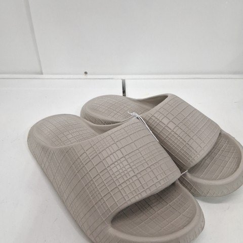 MEN'S SLIDE SANDALS - SIZE 8.5/9 - (40/41) - GRAY image 2
