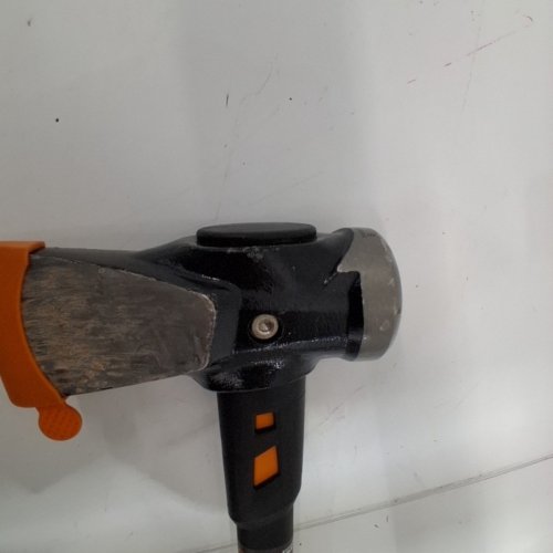 FISKARS PRO ISOCORE WOOD SPLITTING MAUL AXE - 8LB - 36" - ORANGE/BLACK image 4