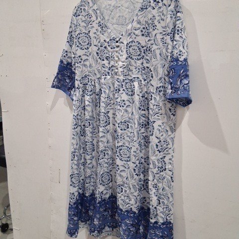 WOMEN'S FLORAL DRESS - LARGE - BLUE AND WHITE image 2